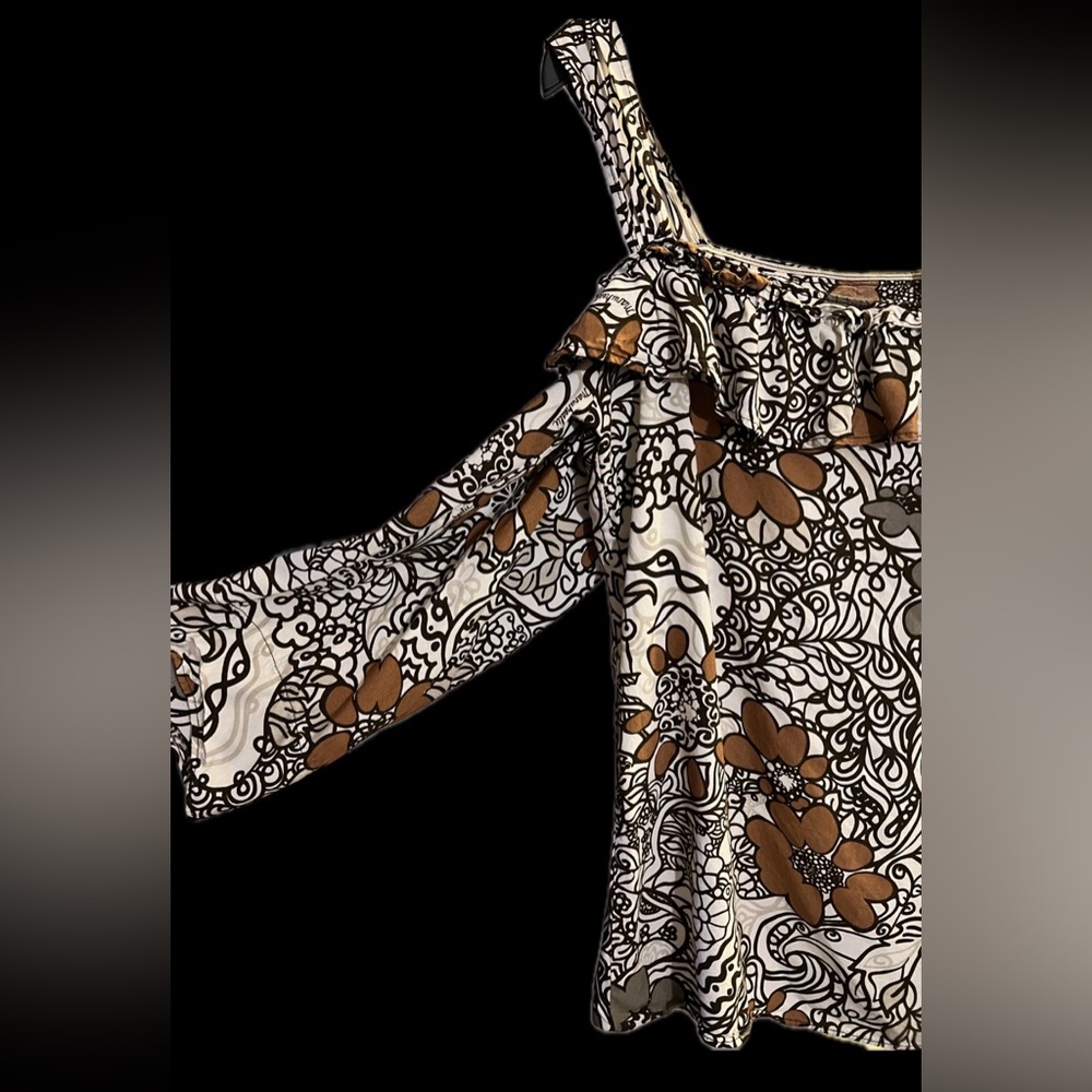Manuhealii Floral Ruffled 3/4 sleeve top in Cream, Brown & Gray